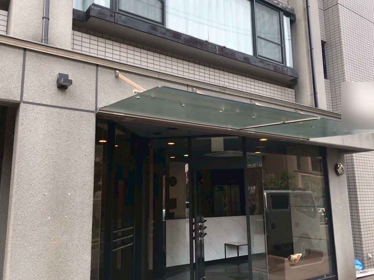 店舗入口ガラス庇交換工事の施工後