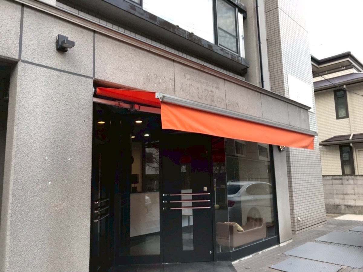店舗入口ガラス庇交換工事の施工前